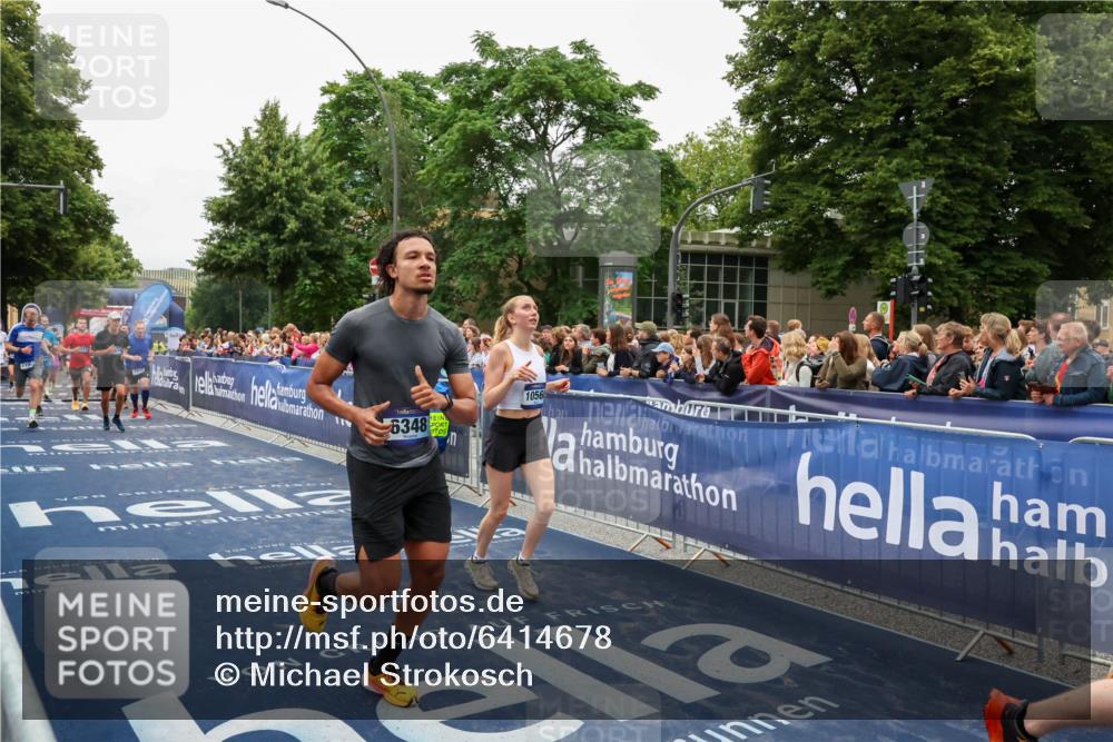 30.06.2024 - hella hamburg halbmarathon Michael Strokosch http://msf.ph/oto/6414678 30.06.2024 11:10:33 Ziel 1456, 2377, 2720, 5032, 6199, 6348, 6829, 8450, 9195, 9415, 9462, 10038, 10398, 10566, 11007, 11010, 11359, 11856, 13378 meine-sportfotos.de