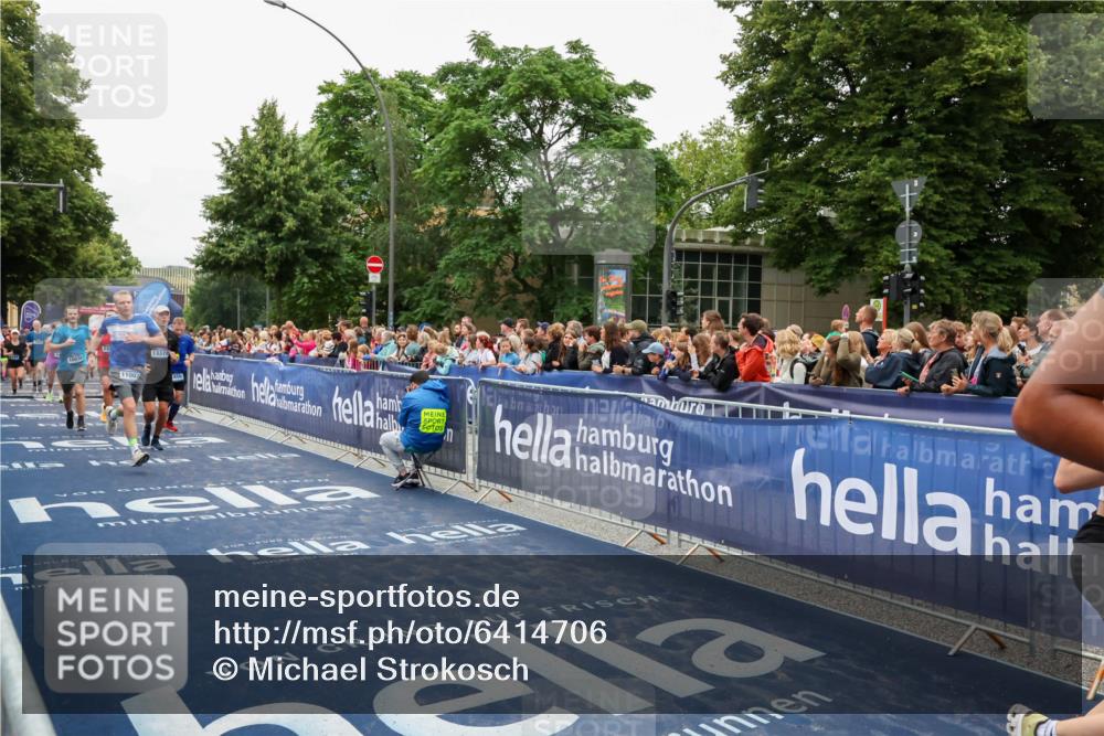 30.06.2024 - hella hamburg halbmarathon Michael Strokosch http://msf.ph/oto/6414706 30.06.2024 11:10:34 Ziel 1456, 1913, 2377, 5032, 6199, 6348, 6829, 6940, 8450, 9195, 9415, 10038, 10398, 10566, 11007, 11010, 11359, 12453, 13378 meine-sportfotos.de