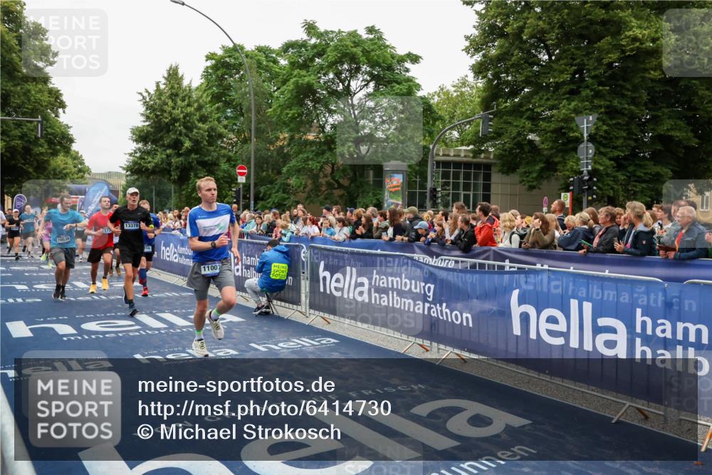 30.06.2024 - hella hamburg halbmarathon Michael Strokosch http://msf.ph/oto/6414730 30.06.2024 11:10:35 Ziel 1456, 1913, 2377, 6099, 6199, 6348, 6829, 6940, 8974, 9415, 10038, 10398, 10566, 11007, 11010, 11359, 12453, 13378 meine-sportfotos.de