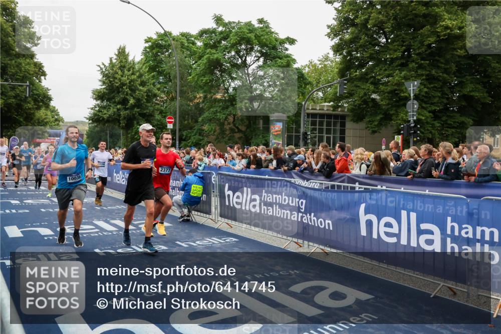 30.06.2024 - hella hamburg halbmarathon Michael Strokosch http://msf.ph/oto/6414745 30.06.2024 11:10:36 Ziel 700, 1456, 1913, 2377, 3948, 6099, 6199, 6485, 6829, 6940, 8974, 9415, 10038, 10398, 11007, 11010, 11359, 12453, 13378 meine-sportfotos.de