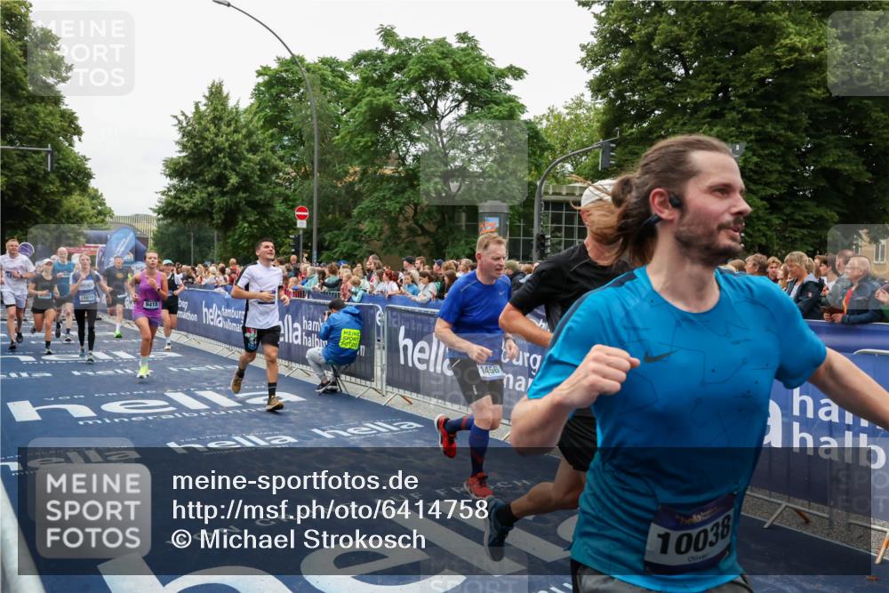 30.06.2024 - hella hamburg halbmarathon Michael Strokosch http://msf.ph/oto/6414758 30.06.2024 11:10:37 Ziel 700, 1456, 1913, 2377, 2707, 3948, 5007, 6099, 6199, 6485, 6829, 6940, 8974, 9415, 10038, 10398, 11007, 11010, 11359, 12453, 13180, 13378 meine-sportfotos.de