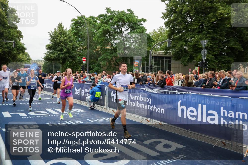 30.06.2024 - hella hamburg halbmarathon Michael Strokosch http://msf.ph/oto/6414774 30.06.2024 11:10:38 Ziel 700, 1456, 1913, 2377, 2707, 3948, 5007, 6099, 6199, 6485, 6829, 6940, 8974, 9415, 10038, 10291, 10398, 11010, 11170, 11359, 12453, 13177, 13180, 13378 meine-sportfotos.de