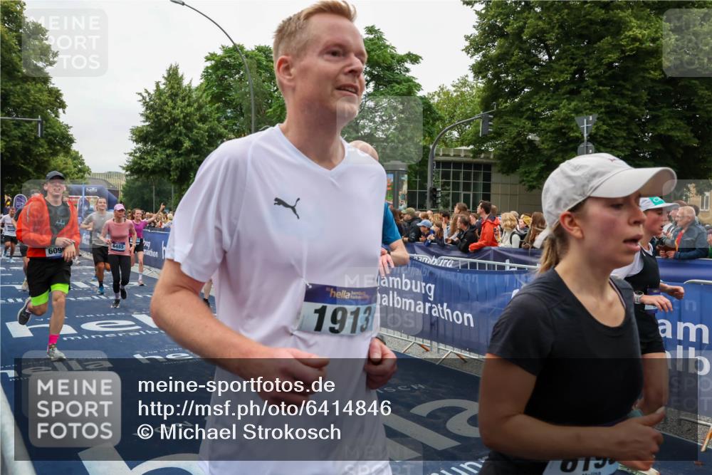 30.06.2024 - hella hamburg halbmarathon Michael Strokosch http://msf.ph/oto/6414846 30.06.2024 11:10:41 Ziel 700, 1913, 2090, 2707, 3948, 5007, 6099, 6199, 6485, 6829, 6940, 8561, 8974, 9415, 10291, 11010, 11170, 11359, 12453, 13177, 13180 meine-sportfotos.de