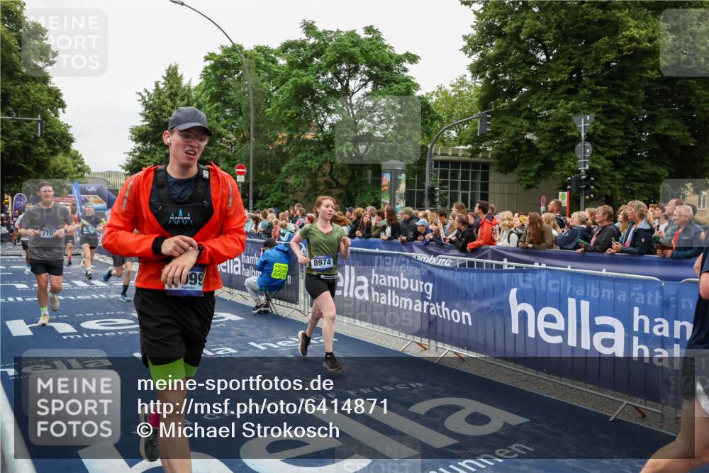 30.06.2024 - hella hamburg halbmarathon Michael Strokosch http://msf.ph/oto/6414871 30.06.2024 11:10:42 Ziel 700, 1913, 2090, 2707, 3948, 5007, 6099, 6199, 6485, 6940, 8561, 8974, 10291, 11010, 11170, 12148, 12453, 13177, 13180 meine-sportfotos.de