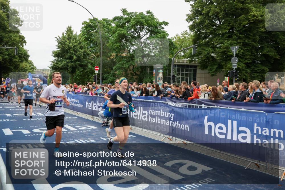 30.06.2024 - hella hamburg halbmarathon Michael Strokosch http://msf.ph/oto/6414938 30.06.2024 11:10:45 Ziel 527, 700, 2090, 2707, 3948, 5007, 5437, 5685, 6264, 6485, 8561, 10291, 10573, 11170, 12148, 13177, 13180 meine-sportfotos.de