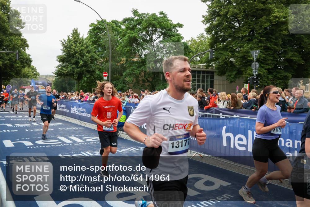 30.06.2024 - hella hamburg halbmarathon Michael Strokosch http://msf.ph/oto/6414964 30.06.2024 11:10:46 Ziel 527, 2090, 2707, 5007, 5437, 5508, 5685, 6264, 8561, 10291, 10573, 11170, 12148, 13177, 13180 meine-sportfotos.de