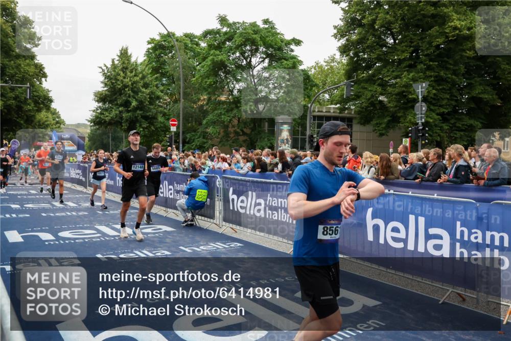 30.06.2024 - hella hamburg halbmarathon Michael Strokosch http://msf.ph/oto/6414981 30.06.2024 11:10:48 Ziel 527, 2090, 5172, 5437, 5508, 5685, 6264, 7735, 8561, 10573, 12148 meine-sportfotos.de