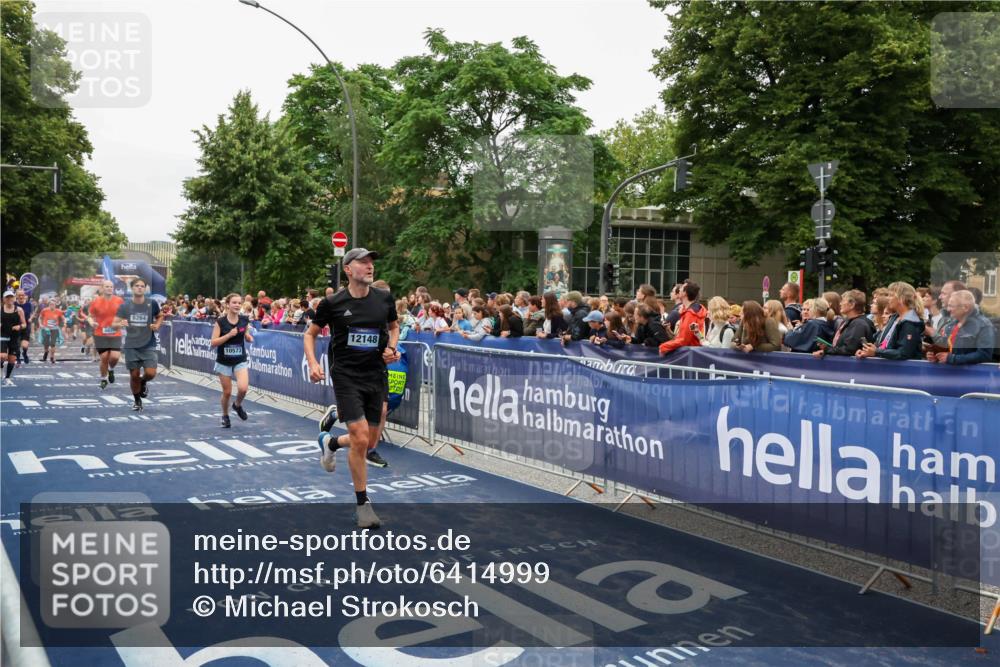 30.06.2024 - hella hamburg halbmarathon Michael Strokosch http://msf.ph/oto/6414999 30.06.2024 11:10:49 Ziel 527, 5172, 5437, 5508, 5685, 6264, 7735, 8561, 10573, 11935, 12148 meine-sportfotos.de