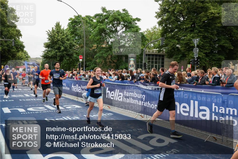 30.06.2024 - hella hamburg halbmarathon Michael Strokosch http://msf.ph/oto/6415033 30.06.2024 11:10:50 Ziel 527, 5172, 5437, 5508, 5685, 6264, 7735, 8561, 9086, 10573, 11935, 12148 meine-sportfotos.de