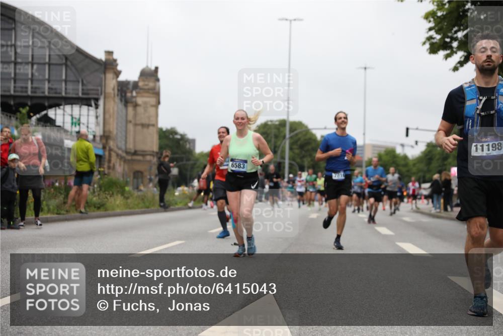 30.06.2024 - hella hamburg halbmarathon Fuchs,  Jonas http://msf.ph/oto/6415043 30.06.2024 11:13:01 20KM 610, 1924, 2182, 3135, 3556, 3651, 4455, 6583, 6725, 6900, 7126, 7580, 7810, 8024, 8031, 8339, 8634, 8650, 9083, 10105, 10448, 10462, 10518, 10988, 11145, 11198, 11289, 11426, 11736 meine-sportfotos.de