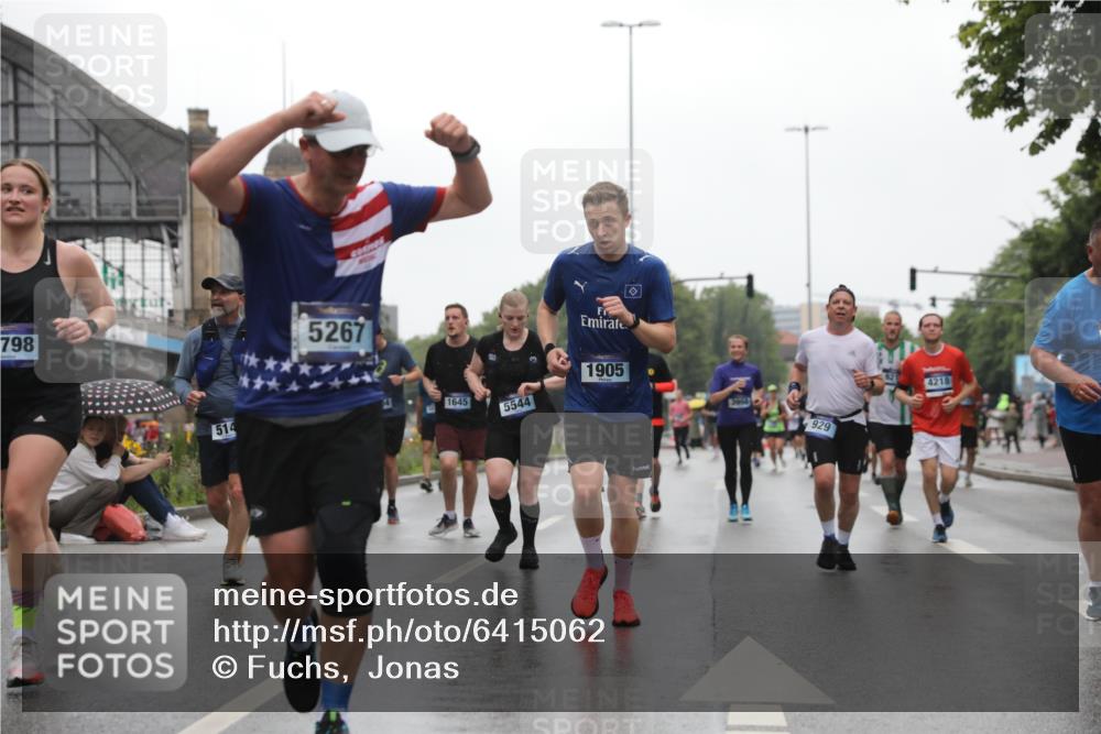 30.06.2024 - hella hamburg halbmarathon Fuchs,  Jonas http://msf.ph/oto/6415062 30.06.2024 11:44:48 20KM 676, 929, 1590, 1627, 1645, 1737, 1905, 2969, 3662, 4218, 5146, 5267, 5332, 5368, 5392, 5544, 5883, 5884, 6433, 7310, 7668, 8229, 8804, 8854, 9212, 9769, 11328, 11575, 11782, 11798, 11874, 11993, 12292, 12562 meine-sportfotos.de