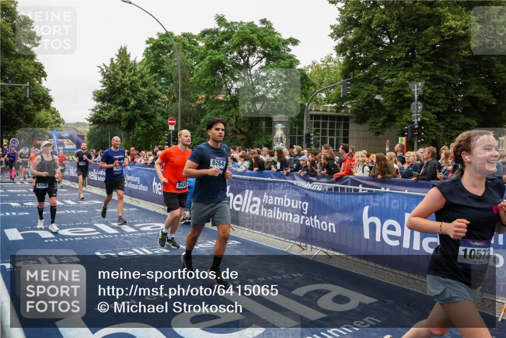 30.06.2024 - hella hamburg halbmarathon Michael Strokosch http://msf.ph/oto/6415065 30.06.2024 11:10:51 Ziel 527, 5131, 5172, 5437, 5508, 5685, 6264, 7735, 8749, 9086, 9811, 10573, 11935, 12148 meine-sportfotos.de