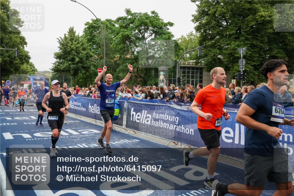 30.06.2024 - hella hamburg halbmarathon Michael Strokosch http://msf.ph/oto/6415097 30.06.2024 11:10:52 Ziel 527, 3000, 4459, 5131, 5172, 5437, 5508, 5685, 6264, 6452, 7735, 8749, 9086, 9811, 10573, 11686, 11935 meine-sportfotos.de