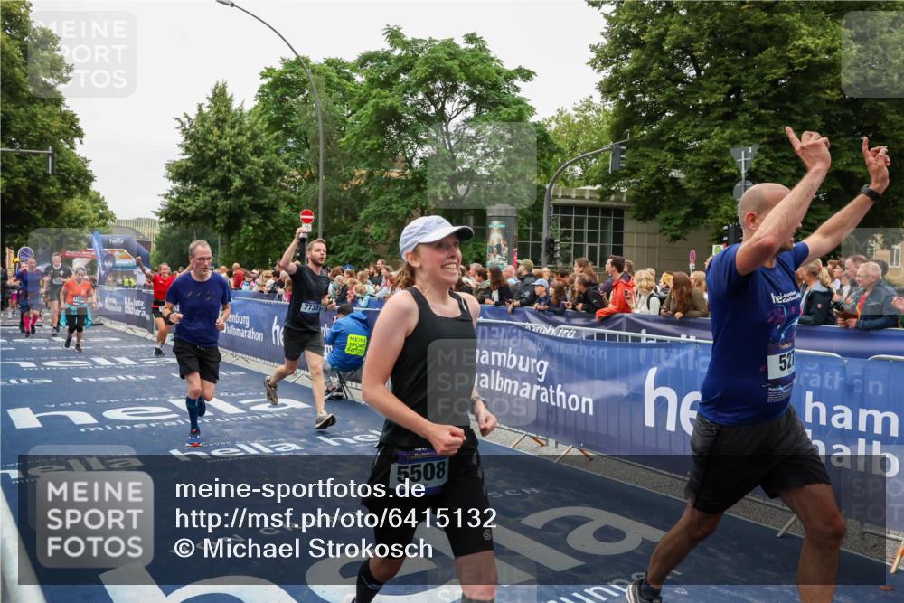 30.06.2024 - hella hamburg halbmarathon Michael Strokosch http://msf.ph/oto/6415132 30.06.2024 11:10:53 Ziel 527, 1278, 2978, 3000, 4459, 5131, 5172, 5437, 5508, 6264, 6452, 7735, 8749, 9086, 9811, 10416, 11686, 11935 meine-sportfotos.de