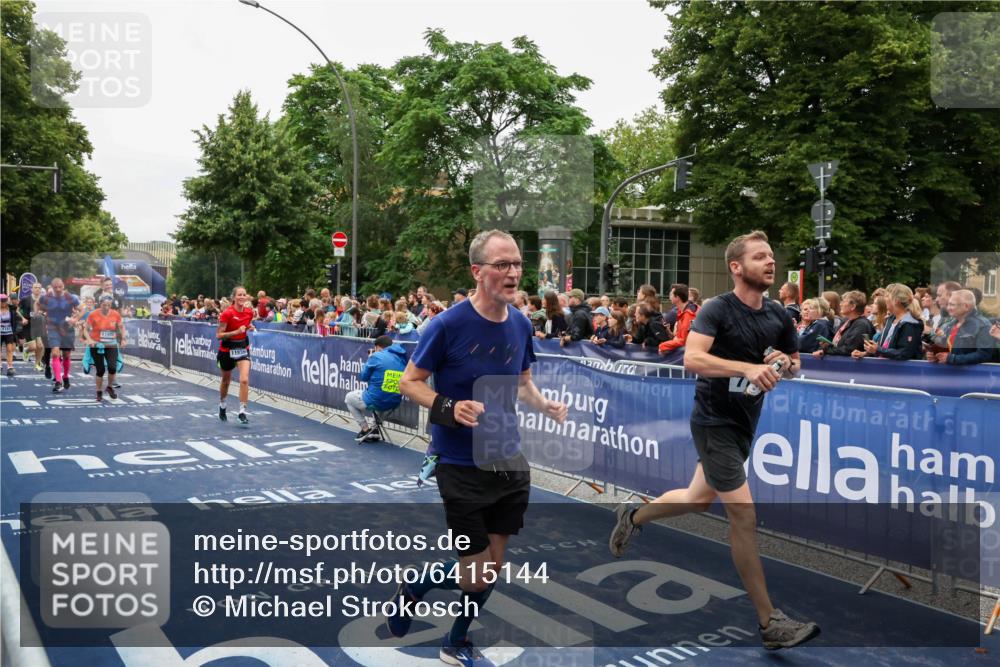 30.06.2024 - hella hamburg halbmarathon Michael Strokosch http://msf.ph/oto/6415144 30.06.2024 11:10:54 Ziel 527, 1278, 2978, 3000, 4459, 5017, 5131, 5152, 5172, 5181, 5437, 5508, 6452, 7252, 7735, 8749, 9086, 9628, 9811, 10416, 11686, 11935 meine-sportfotos.de