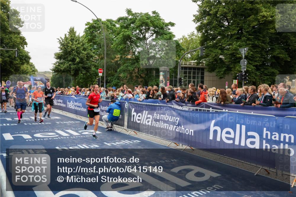 30.06.2024 - hella hamburg halbmarathon Michael Strokosch http://msf.ph/oto/6415149 30.06.2024 11:10:55 Ziel 1278, 2978, 3000, 4459, 5017, 5131, 5152, 5172, 5181, 5508, 6452, 7252, 7735, 8749, 9086, 9628, 9811, 10416, 11686, 11935, 12389 meine-sportfotos.de