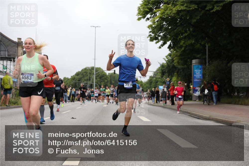 30.06.2024 - hella hamburg halbmarathon Fuchs,  Jonas http://msf.ph/oto/6415156 30.06.2024 11:13:03 20KM 610, 1924, 2182, 3556, 3651, 4455, 6583, 6725, 6900, 7126, 7810, 8024, 8031, 8339, 8634, 8650, 9083, 10105, 10448, 10462, 10518, 10988, 11071, 11073, 11145, 11198, 11289, 11426, 11736 meine-sportfotos.de