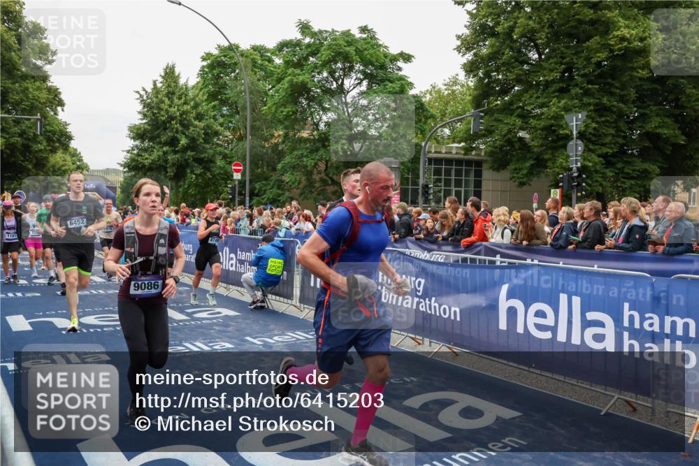 30.06.2024 - hella hamburg halbmarathon Michael Strokosch http://msf.ph/oto/6415203 30.06.2024 11:10:57 Ziel 1181, 1225, 1278, 1335, 2978, 3000, 4459, 4517, 5017, 5131, 5152, 5181, 6452, 6887, 7252, 7284, 8749, 9076, 9086, 9619, 9628, 9811, 10416, 11585, 11686, 11935, 12389, 13466 meine-sportfotos.de