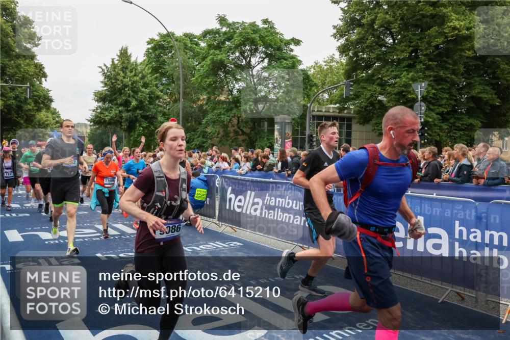 30.06.2024 - hella hamburg halbmarathon Michael Strokosch http://msf.ph/oto/6415210 30.06.2024 11:10:58 Ziel 1181, 1225, 1278, 1335, 1687, 2978, 3000, 4459, 4517, 5017, 5131, 5152, 5181, 6452, 6887, 7252, 7284, 8749, 9076, 9086, 9619, 9628, 9811, 10416, 11343, 11405, 11585, 11686, 11935, 12389, 13466 meine-sportfotos.de