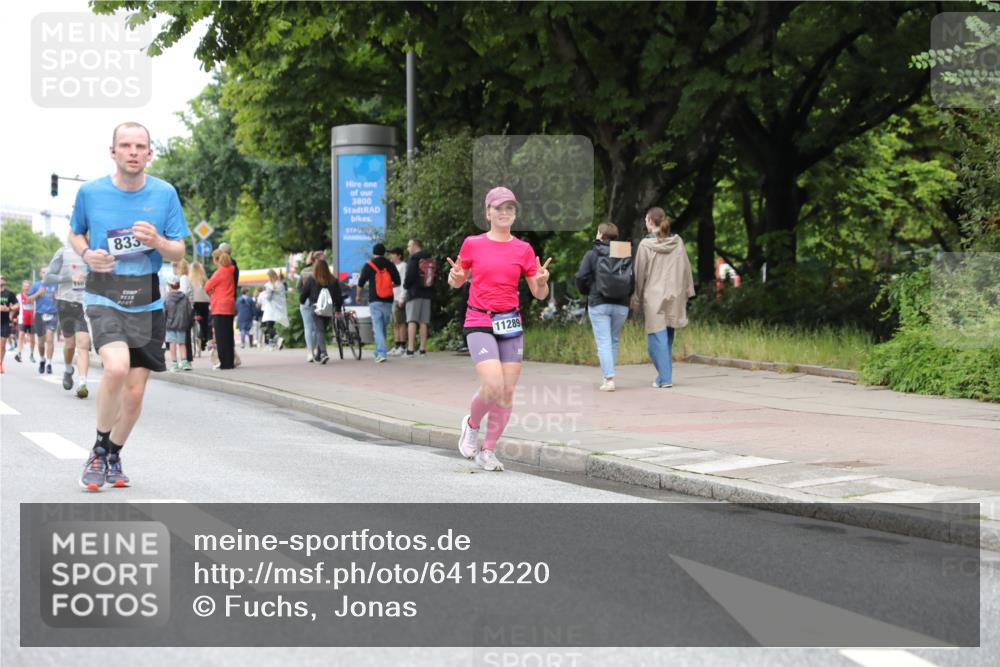 30.06.2024 - hella hamburg halbmarathon Fuchs,  Jonas http://msf.ph/oto/6415220 30.06.2024 11:13:05 20KM 610, 1924, 2182, 2422, 3556, 3651, 6419, 6583, 6725, 6900, 7126, 7810, 8024, 8031, 8339, 8634, 8650, 8943, 9083, 10105, 10448, 10462, 10518, 10954, 10988, 11071, 11073, 11145, 11198, 11289, 11426, 11736, 13082, 13405, 13438 meine-sportfotos.de