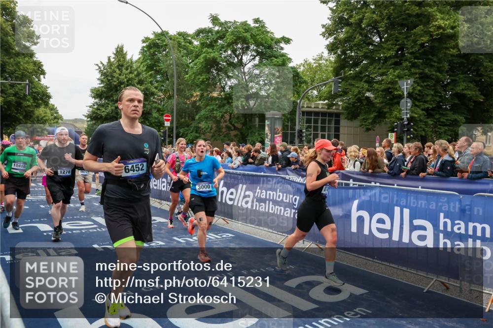 30.06.2024 - hella hamburg halbmarathon Michael Strokosch http://msf.ph/oto/6415231 30.06.2024 11:10:59 Ziel 1181, 1225, 1278, 1335, 1687, 2978, 3000, 3250, 4459, 4517, 5017, 5131, 5152, 5181, 6452, 6887, 7085, 7252, 7284, 8749, 9076, 9086, 9619, 9628, 9811, 10416, 11343, 11405, 11585, 11686, 12389, 13466 meine-sportfotos.de
