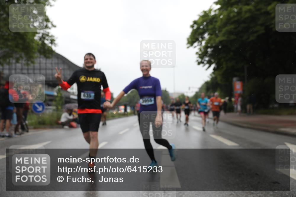 30.06.2024 - hella hamburg halbmarathon Fuchs,  Jonas http://msf.ph/oto/6415233 30.06.2024 11:44:55 20KM 635, 676, 693, 752, 929, 1590, 1627, 1645, 1798, 1905, 2866, 2969, 3955, 4218, 5146, 5267, 5332, 5368, 5392, 5544, 5881, 6011, 6044, 6433, 7310, 7668, 8229, 8804, 8854, 9212, 9769, 10334, 11328, 11798, 11874, 11993, 12292 meine-sportfotos.de