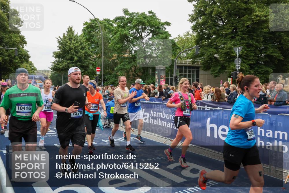 30.06.2024 - hella hamburg halbmarathon Michael Strokosch http://msf.ph/oto/6415252 30.06.2024 11:11:00 Ziel 1181, 1225, 1278, 1335, 1687, 2457, 2978, 3000, 3250, 4459, 4517, 5017, 5131, 5152, 5181, 5735, 6354, 6452, 6887, 7085, 7088, 7252, 7284, 8749, 9076, 9619, 9628, 9811, 10416, 11343, 11405, 11585, 11686, 12389, 13466 meine-sportfotos.de