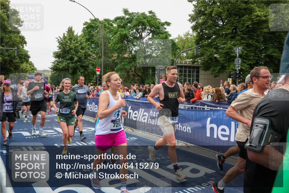 30.06.2024 - hella hamburg halbmarathon Michael Strokosch http://msf.ph/oto/6415279 30.06.2024 11:11:01 Ziel 1181, 1225, 1278, 1335, 1687, 2457, 2978, 3000, 3250, 4459, 4517, 5017, 5152, 5181, 5735, 6354, 6452, 6887, 7085, 7088, 7252, 7284, 7806, 9076, 9619, 9628, 10089, 10416, 11054, 11343, 11405, 11585, 11686, 12223, 12389, 13466 meine-sportfotos.de