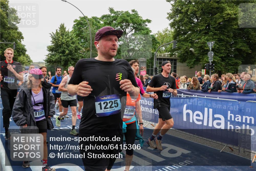 30.06.2024 - hella hamburg halbmarathon Michael Strokosch http://msf.ph/oto/6415306 30.06.2024 11:11:03 Ziel 1181, 1225, 1335, 1687, 2457, 3250, 4517, 5017, 5152, 5181, 5735, 6158, 6354, 6887, 7085, 7088, 7252, 7284, 7806, 8842, 9076, 9619, 9628, 10089, 11054, 11343, 11405, 11585, 12223, 12389, 13466 meine-sportfotos.de