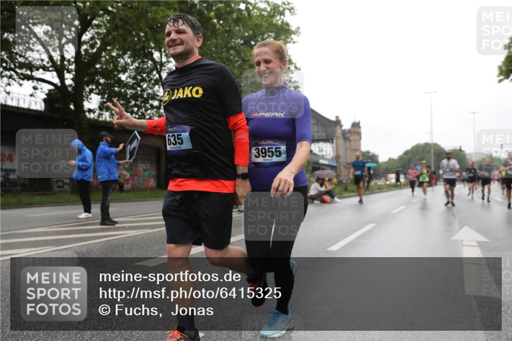 30.06.2024 - hella hamburg halbmarathon Fuchs,  Jonas http://msf.ph/oto/6415325 30.06.2024 11:44:56 20KM 635, 676, 693, 752, 929, 1627, 1645, 1798, 1905, 2866, 2969, 3955, 4218, 4417, 5146, 5267, 5332, 5368, 5392, 5544, 5881, 6011, 6044, 6433, 7310, 7370, 7668, 8229, 8804, 8854, 9212, 9769, 10334, 11328, 11798, 11874, 11993, 12292 meine-sportfotos.de