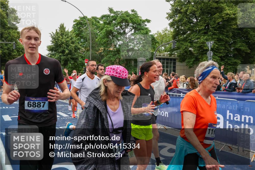30.06.2024 - hella hamburg halbmarathon Michael Strokosch http://msf.ph/oto/6415334 30.06.2024 11:11:04 Ziel 1181, 1225, 1335, 1687, 2457, 3250, 4517, 5243, 5735, 6002, 6158, 6354, 6887, 7085, 7088, 7284, 7806, 8842, 9076, 9619, 10089, 11054, 11343, 11405, 11585, 12223, 12389, 13466 meine-sportfotos.de