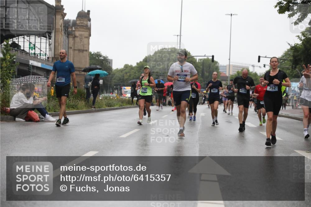 30.06.2024 - hella hamburg halbmarathon Fuchs,  Jonas http://msf.ph/oto/6415357 30.06.2024 11:44:57 20KM 635, 676, 693, 752, 929, 1645, 1798, 1905, 2866, 2969, 3955, 4218, 4417, 5146, 5267, 5332, 5368, 5392, 5544, 5881, 6011, 6044, 6433, 7310, 7370, 7668, 8804, 8854, 9212, 9769, 10334, 11328, 11798, 11874, 12292 meine-sportfotos.de