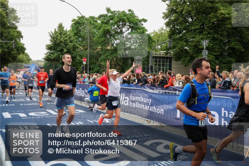 30.06.2024 - hella hamburg halbmarathon Michael Strokosch http://msf.ph/oto/6415367 30.06.2024 11:11:05 Ziel 1181, 1225, 1335, 1687, 2457, 3250, 4517, 5243, 5735, 6002, 6158, 6354, 6887, 7085, 7088, 7284, 7806, 8780, 8842, 9076, 9619, 9630, 10089, 11054, 11343, 11405, 11585, 12223, 13466 meine-sportfotos.de