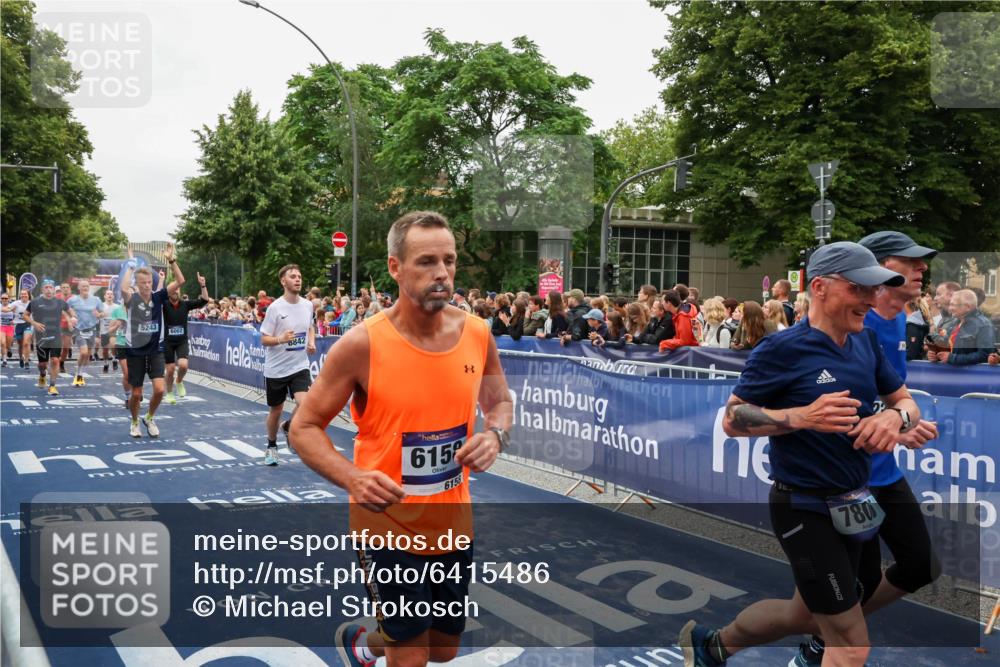 30.06.2024 - hella hamburg halbmarathon Michael Strokosch http://msf.ph/oto/6415486 30.06.2024 11:11:09 Ziel 2457, 2607, 3321, 4158, 5005, 5243, 5730, 5735, 6002, 6059, 6158, 6354, 7052, 7088, 7243, 7806, 8780, 8842, 8961, 9630, 9869, 9943, 10089, 10878, 11054, 12223 meine-sportfotos.de