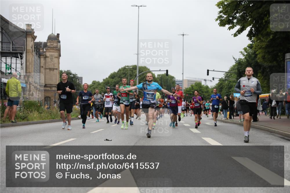 30.06.2024 - hella hamburg halbmarathon Fuchs,  Jonas http://msf.ph/oto/6415537 30.06.2024 11:13:08 20KM 610, 1924, 2182, 2422, 3556, 3651, 4205, 4325, 6419, 6583, 6725, 6900, 7126, 7810, 8031, 8339, 8634, 8650, 8943, 9083, 10105, 10448, 10462, 10518, 10954, 10988, 11071, 11073, 11145, 11198, 11289, 11426, 11718, 11736, 13082, 13405, 13438 meine-sportfotos.de