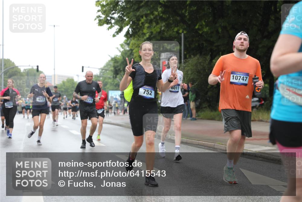 30.06.2024 - hella hamburg halbmarathon Fuchs,  Jonas http://msf.ph/oto/6415543 30.06.2024 11:44:59 20KM 635, 676, 693, 752, 929, 1645, 1798, 1905, 2866, 2969, 3955, 4218, 4417, 5146, 5267, 5332, 5368, 5392, 5544, 5881, 6011, 6044, 6433, 7310, 7370, 7660, 7668, 8804, 8854, 9212, 9769, 10334, 11328, 11785, 11798, 11874, 12292, 13319 meine-sportfotos.de