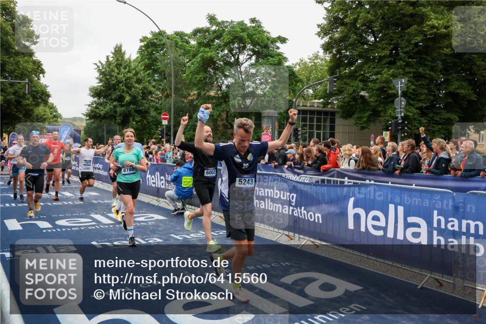 30.06.2024 - hella hamburg halbmarathon Michael Strokosch http://msf.ph/oto/6415560 30.06.2024 11:11:11 Ziel 2607, 3321, 4158, 4334, 5005, 5243, 5730, 6002, 6059, 6158, 7052, 7243, 8780, 8842, 8961, 9630, 9869, 9943, 10878, 11238, 12288, 12290 meine-sportfotos.de