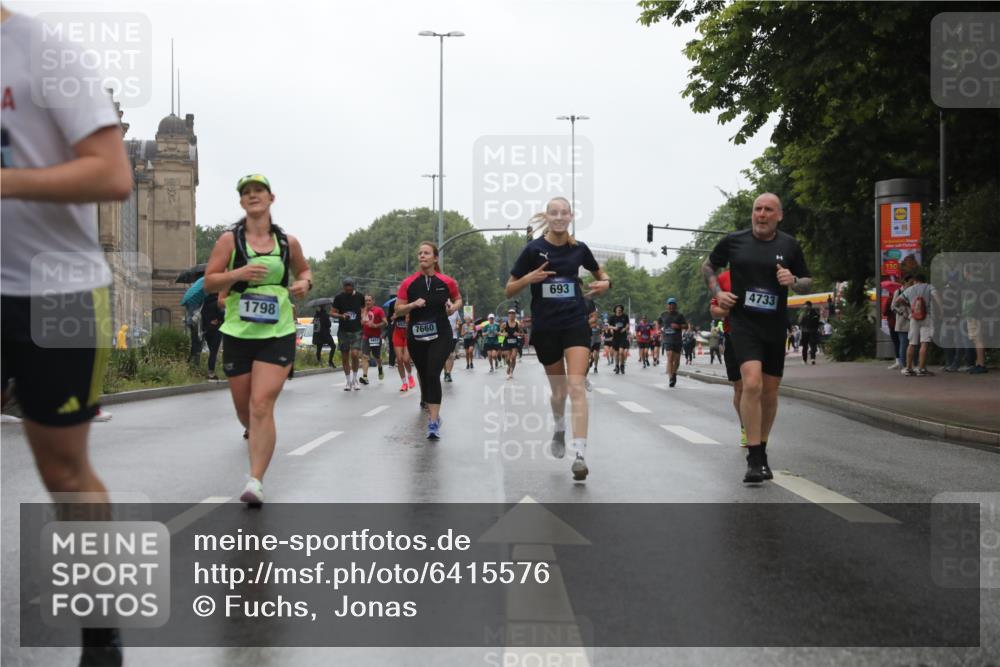 30.06.2024 - hella hamburg halbmarathon Fuchs,  Jonas http://msf.ph/oto/6415576 30.06.2024 11:45:00 20KM 635, 676, 693, 752, 929, 1645, 1798, 1905, 2866, 2969, 3955, 4218, 4417, 5146, 5267, 5332, 5392, 5544, 5881, 6011, 6044, 6433, 7310, 7370, 7660, 7668, 8804, 8854, 9212, 9769, 10334, 11328, 11785, 11798, 11874, 12292, 13319 meine-sportfotos.de