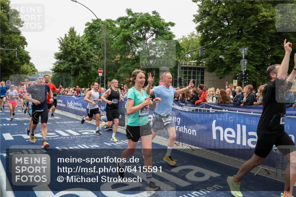 30.06.2024 - hella hamburg halbmarathon Michael Strokosch http://msf.ph/oto/6415591 30.06.2024 11:11:12 Ziel 1011, 2607, 3321, 4158, 4334, 5005, 5243, 5730, 6002, 6059, 7052, 7243, 8780, 8842, 8961, 9630, 9869, 9943, 10661, 10878, 11238, 12288, 12290 meine-sportfotos.de