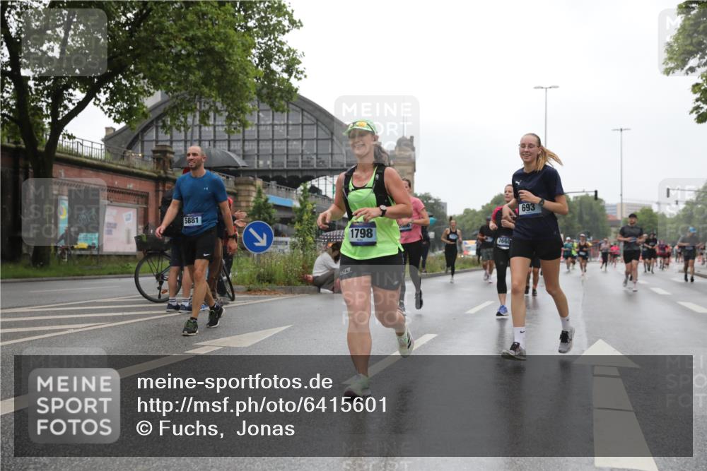 30.06.2024 - hella hamburg halbmarathon Fuchs,  Jonas http://msf.ph/oto/6415601 30.06.2024 11:45:01 20KM 635, 676, 693, 752, 929, 1645, 1798, 1905, 2866, 2969, 3955, 4218, 4417, 5146, 5267, 5332, 5392, 5544, 5881, 6011, 6044, 6291, 6433, 7370, 7660, 7668, 8804, 8854, 9212, 9769, 10334, 11328, 11785, 11798, 12292, 13319 meine-sportfotos.de