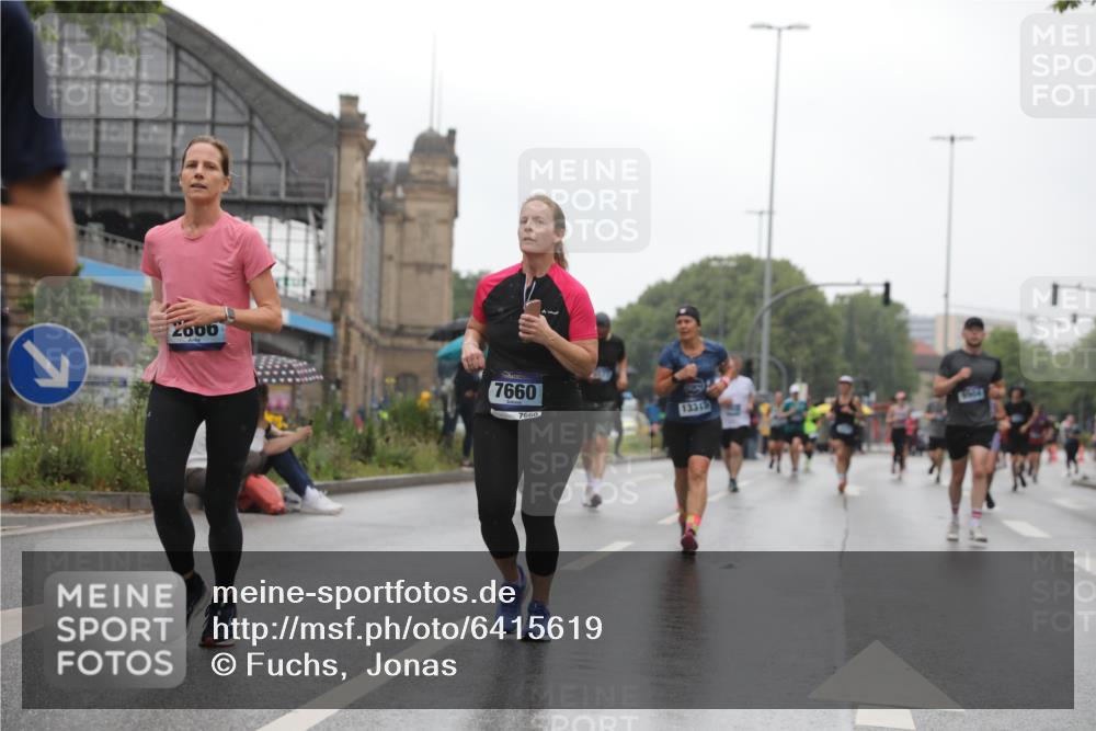 30.06.2024 - hella hamburg halbmarathon Fuchs,  Jonas http://msf.ph/oto/6415619 30.06.2024 11:45:02 20KM 635, 676, 693, 752, 929, 1645, 1798, 1905, 2866, 2969, 3955, 4218, 4417, 4733, 5146, 5267, 5332, 5392, 5544, 5881, 6011, 6044, 6291, 6433, 6577, 6578, 6987, 7370, 7660, 8804, 9212, 9769, 10334, 11328, 11785, 11798, 12292, 13319 meine-sportfotos.de