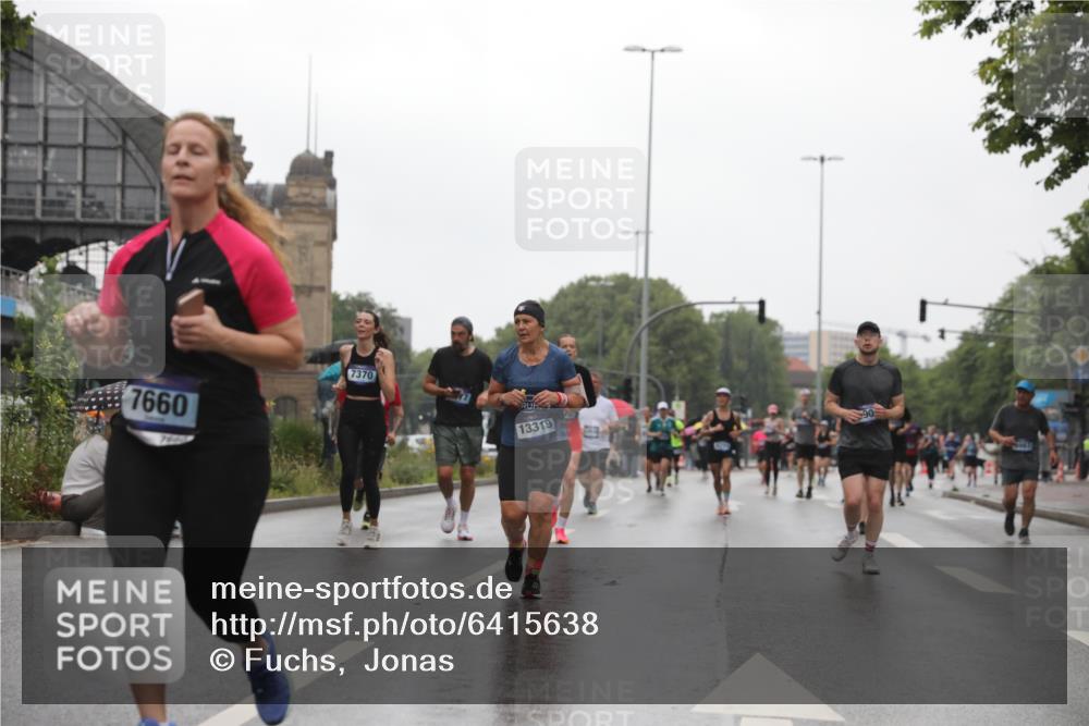 30.06.2024 - hella hamburg halbmarathon Fuchs,  Jonas http://msf.ph/oto/6415638 30.06.2024 11:45:03 20KM 635, 676, 693, 752, 929, 1347, 1645, 1798, 1905, 2866, 2969, 3955, 4218, 4417, 4733, 5146, 5267, 5332, 5392, 5544, 5881, 6011, 6044, 6291, 6433, 6577, 6578, 6987, 7370, 7660, 8804, 9212, 9769, 9904, 10334, 11328, 11785, 11798, 12292, 13319 meine-sportfotos.de