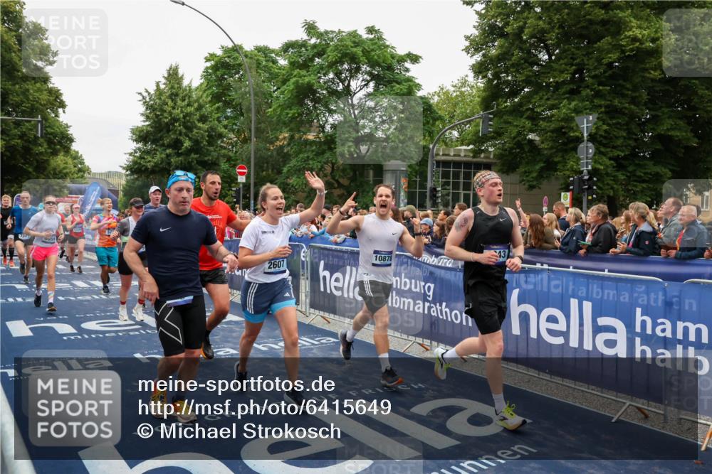 30.06.2024 - hella hamburg halbmarathon Michael Strokosch http://msf.ph/oto/6415649 30.06.2024 11:11:13 Ziel 1011, 2607, 3321, 4158, 4334, 5005, 5243, 5730, 6002, 6059, 7052, 7243, 8780, 8961, 9630, 9869, 9943, 10661, 10878, 11238, 11867, 12288, 12290 meine-sportfotos.de