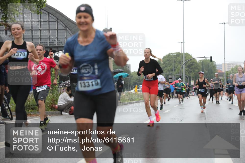 30.06.2024 - hella hamburg halbmarathon Fuchs,  Jonas http://msf.ph/oto/6415661 30.06.2024 11:45:06 20KM 635, 676, 693, 752, 929, 1347, 1645, 1798, 2866, 2969, 3955, 4417, 4733, 5146, 5267, 5544, 5881, 6011, 6044, 6291, 6577, 6578, 6987, 7370, 7660, 8804, 9212, 9769, 9904, 10334, 11328, 11785, 13319 meine-sportfotos.de
