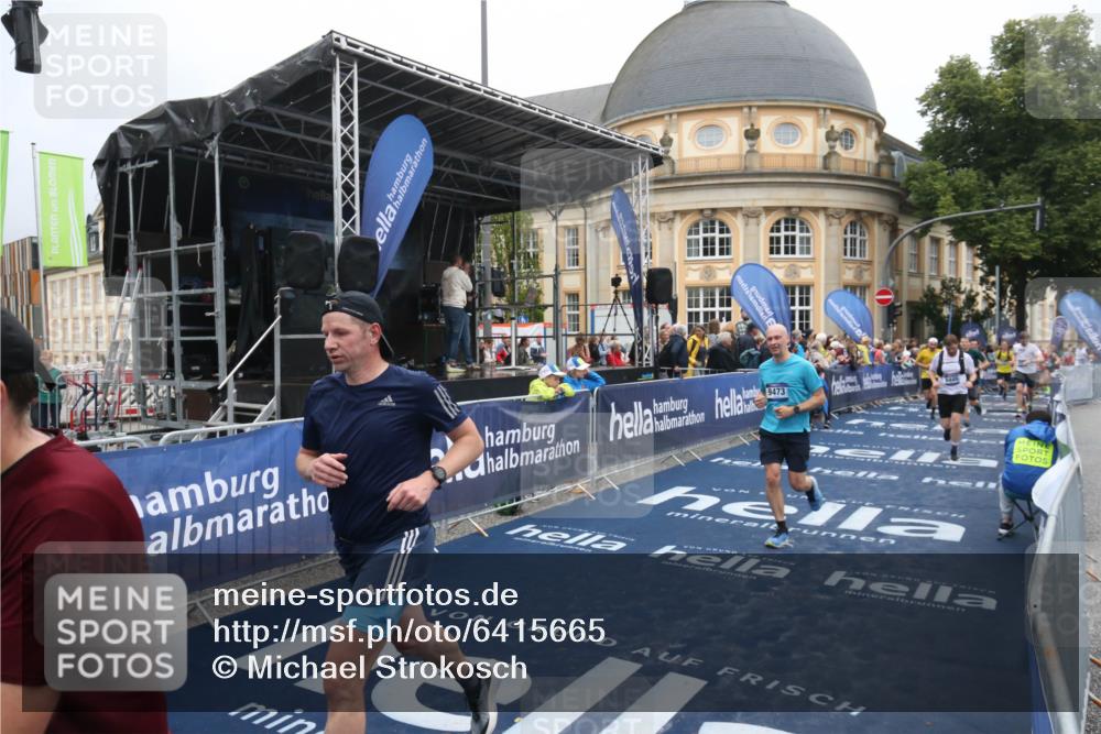 30.06.2024 - hella hamburg halbmarathon Michael Strokosch http://msf.ph/oto/6415665 30.06.2024 10:43:48 Ziel 623, 1382, 2827, 3626, 7344, 8449, 8908, 9473, 10014, 10042, 10364, 10760, 11003, 11091, 13151 meine-sportfotos.de