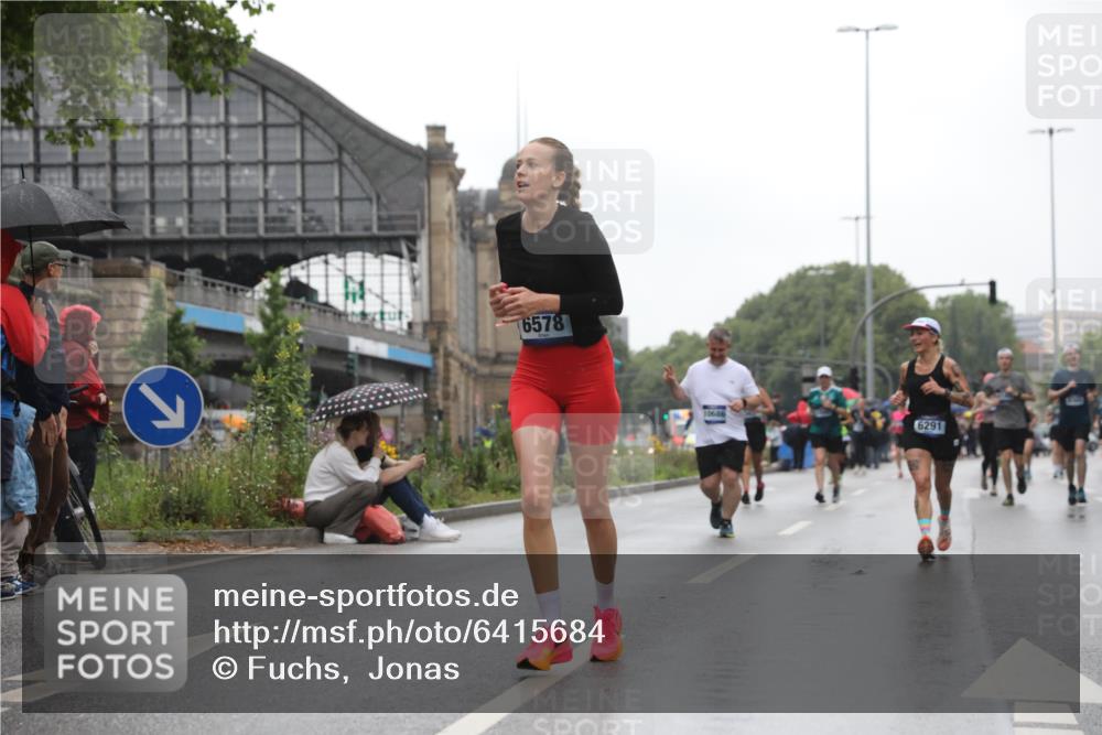30.06.2024 - hella hamburg halbmarathon Fuchs,  Jonas http://msf.ph/oto/6415684 30.06.2024 11:45:07 20KM 635, 676, 693, 752, 1347, 1645, 1798, 2143, 2866, 2969, 3955, 4417, 4733, 5146, 5267, 5544, 5881, 6011, 6044, 6291, 6577, 6578, 6976, 6987, 7370, 7660, 8365, 8804, 9212, 9769, 9904, 10334, 11328, 11785, 13319 meine-sportfotos.de