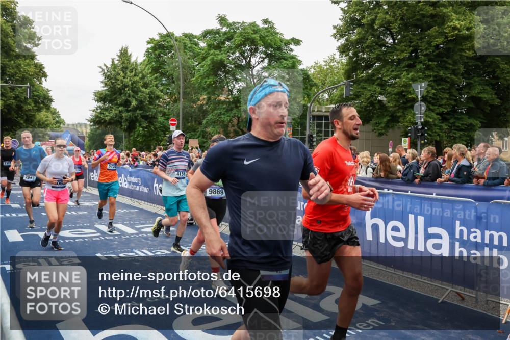 30.06.2024 - hella hamburg halbmarathon Michael Strokosch http://msf.ph/oto/6415698 30.06.2024 11:11:14 Ziel 1011, 2595, 2607, 3321, 4158, 4334, 5005, 5730, 6059, 7052, 7243, 8780, 8961, 9630, 9869, 9943, 10532, 10535, 10661, 10878, 11238, 11867, 12288, 12290 meine-sportfotos.de