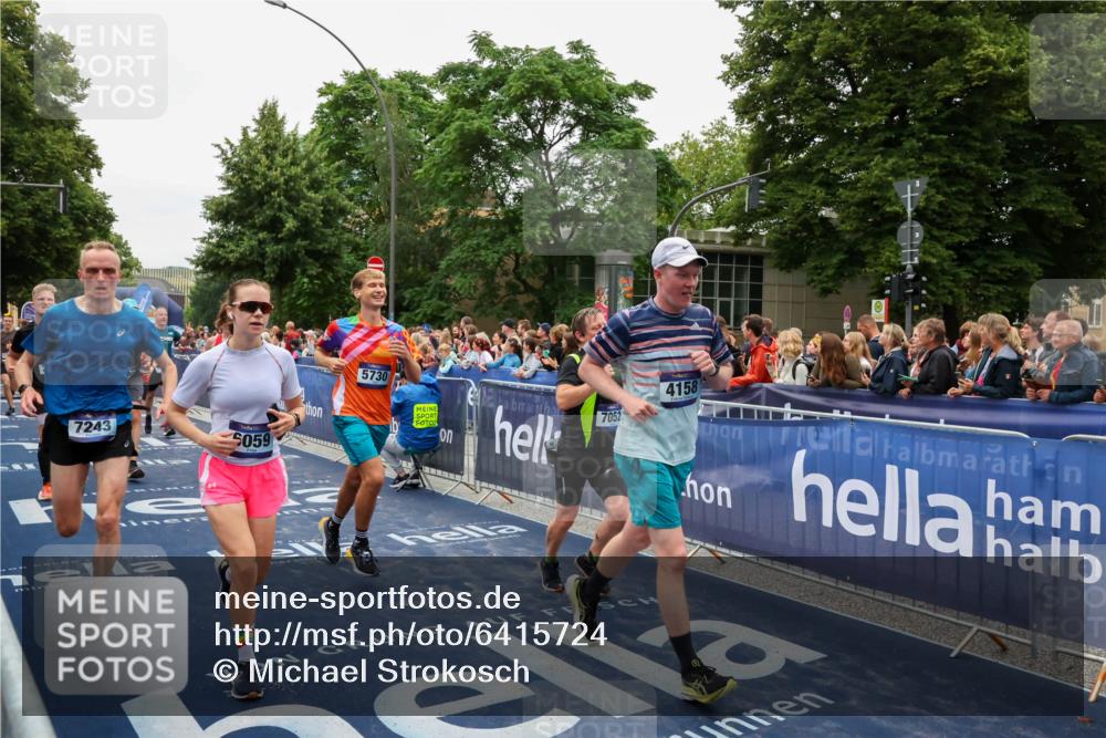 30.06.2024 - hella hamburg halbmarathon Michael Strokosch http://msf.ph/oto/6415724 30.06.2024 11:11:15 Ziel 1011, 1538, 2595, 2607, 3321, 4158, 4334, 5005, 5730, 6059, 7052, 7243, 8961, 9869, 9943, 10532, 10535, 10661, 10878, 11238, 11867, 12288, 12290, 13174 meine-sportfotos.de