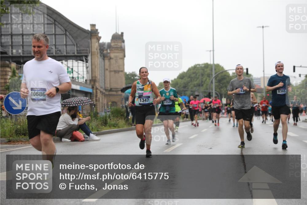 30.06.2024 - hella hamburg halbmarathon Fuchs,  Jonas http://msf.ph/oto/6415775 30.06.2024 11:45:12 20KM 635, 693, 752, 1347, 1798, 2143, 2866, 3955, 4417, 4733, 5146, 5881, 6011, 6044, 6291, 6352, 6577, 6578, 6976, 6987, 7370, 7660, 7763, 8365, 9904, 10334, 11785, 12076, 12507, 13319 meine-sportfotos.de