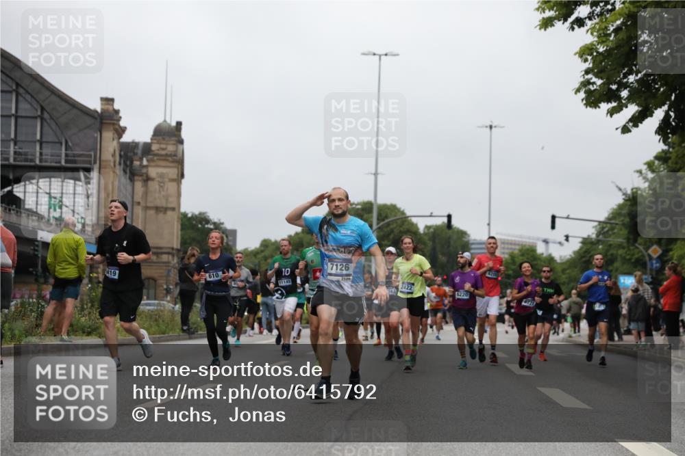 30.06.2024 - hella hamburg halbmarathon Fuchs,  Jonas http://msf.ph/oto/6415792 30.06.2024 11:13:09 20KM 610, 1924, 2182, 2422, 3556, 4205, 4325, 6220, 6221, 6419, 6583, 6725, 6900, 7126, 7810, 8031, 8339, 8634, 8650, 8943, 9083, 9310, 10105, 10448, 10462, 10518, 10954, 10988, 11071, 11073, 11145, 11198, 11289, 11426, 11718, 11736, 13082, 13405, 13438 meine-sportfotos.de